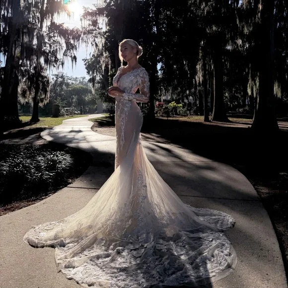 Elegant White Lace Wedding Dress - Picture 4 of 7